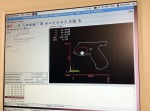 CNC-Steuerung, hier der Blick auf die Software LinuxCNC während der Werkstückbearbeitung. Die rot markierte Kontur ist schon fertig gefräst.