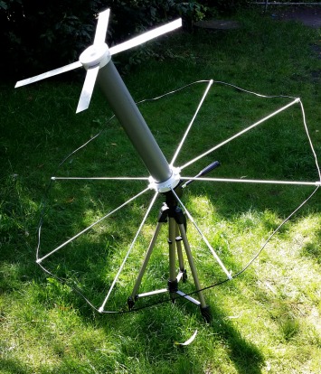 X-Wing Omni UHF-Satcom Antenne im Probeaufbau. Durch die Verwendung des Foto-Stativ ist später die Einstellung der jeweiligen Elevation (die Satcom Sat's liegen von D aus gesehen alle in einem Erhebungswinkelfenster zw. 20-30°) kinderleicht.